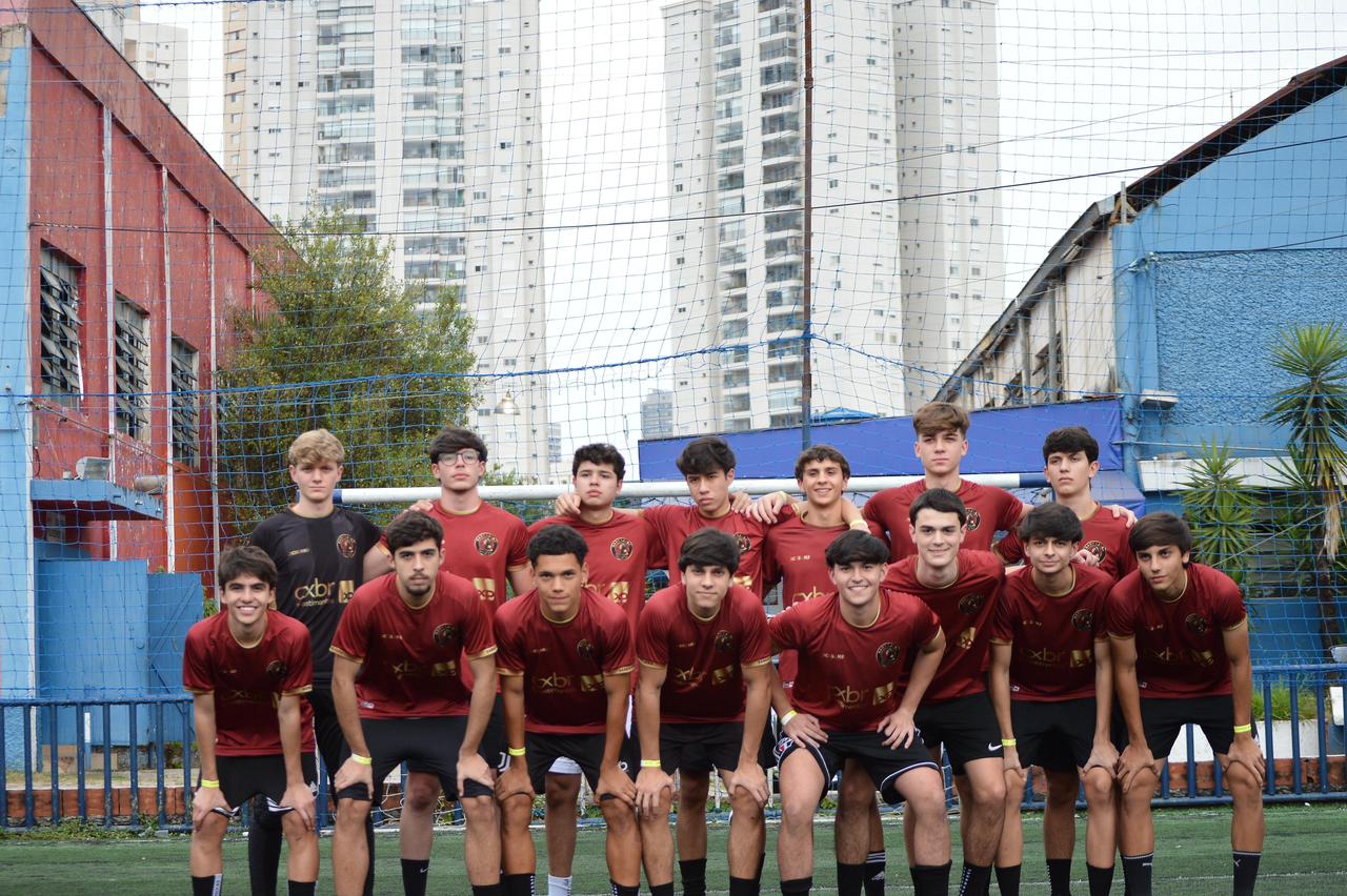 Time Sub-18 do Barkajara reunido em campo sob os refletores